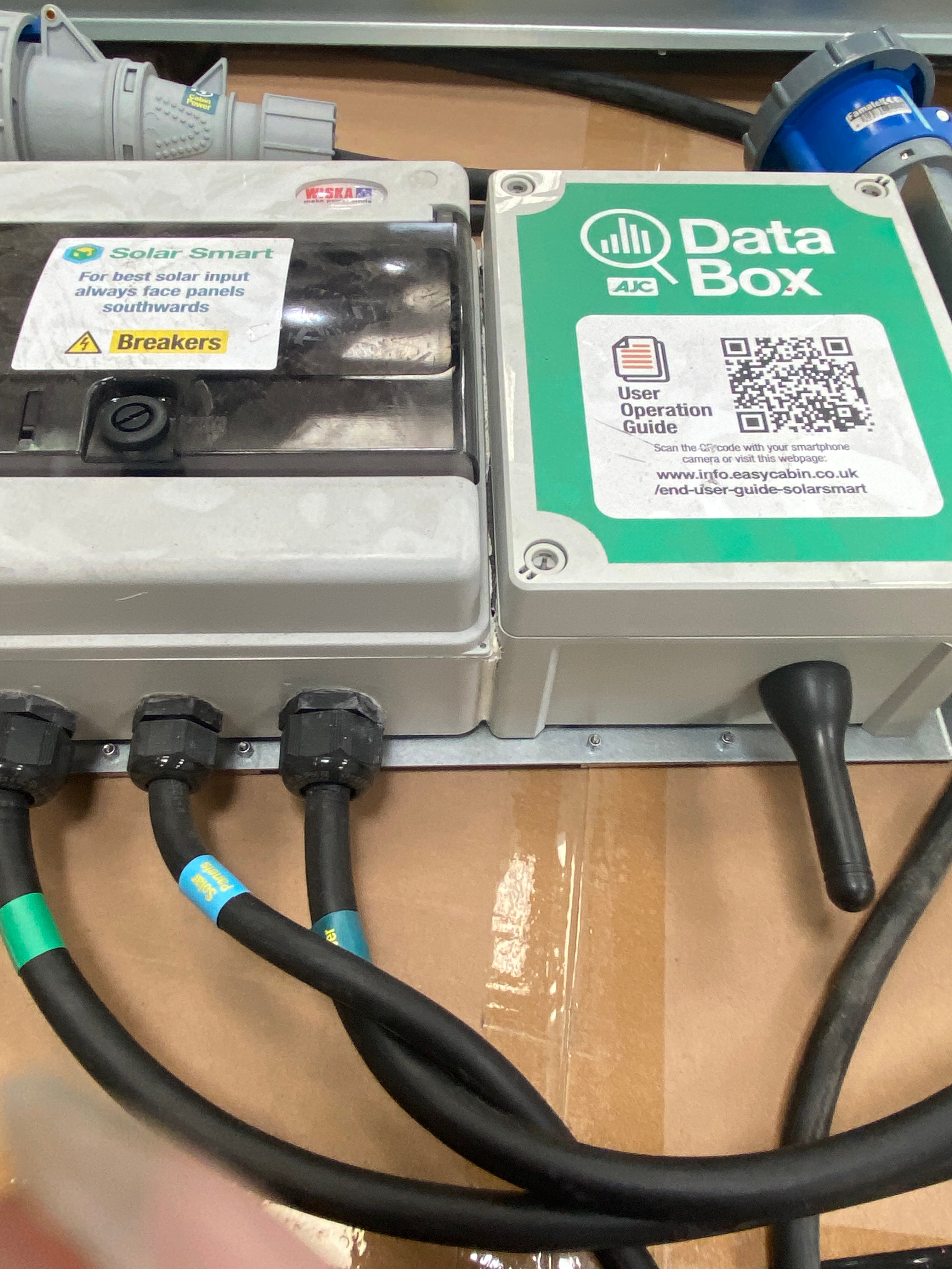 SolarSmart / Data box 32x10